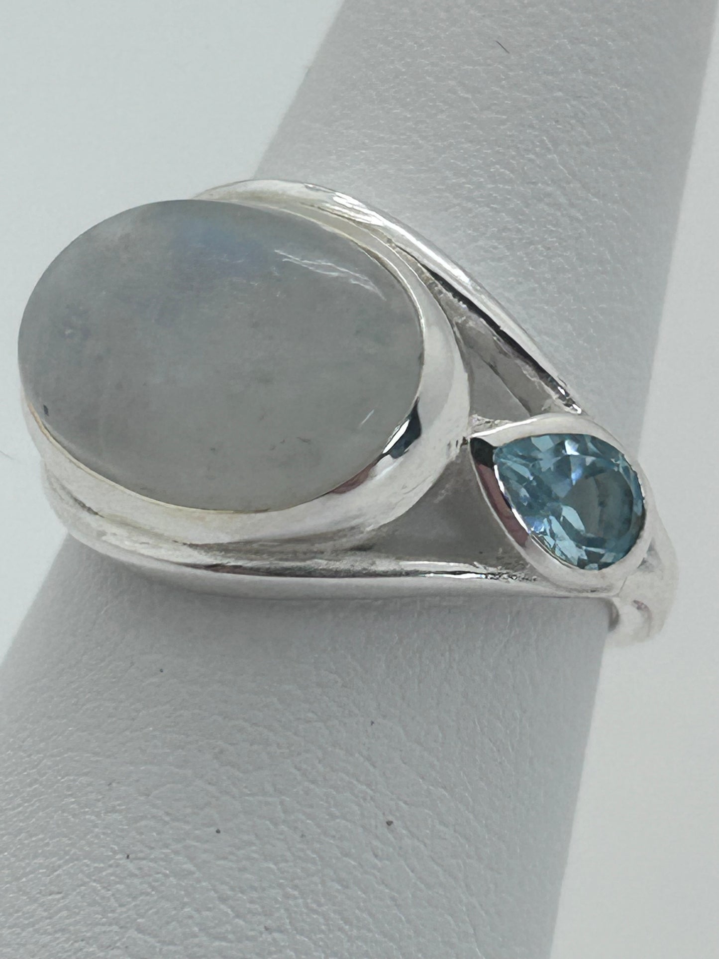 Jewelry, Women's Ring, Rainbow Moonstone, Oval with Aquamarine Side Stone, Size 8 - SKU(JWR-32b)